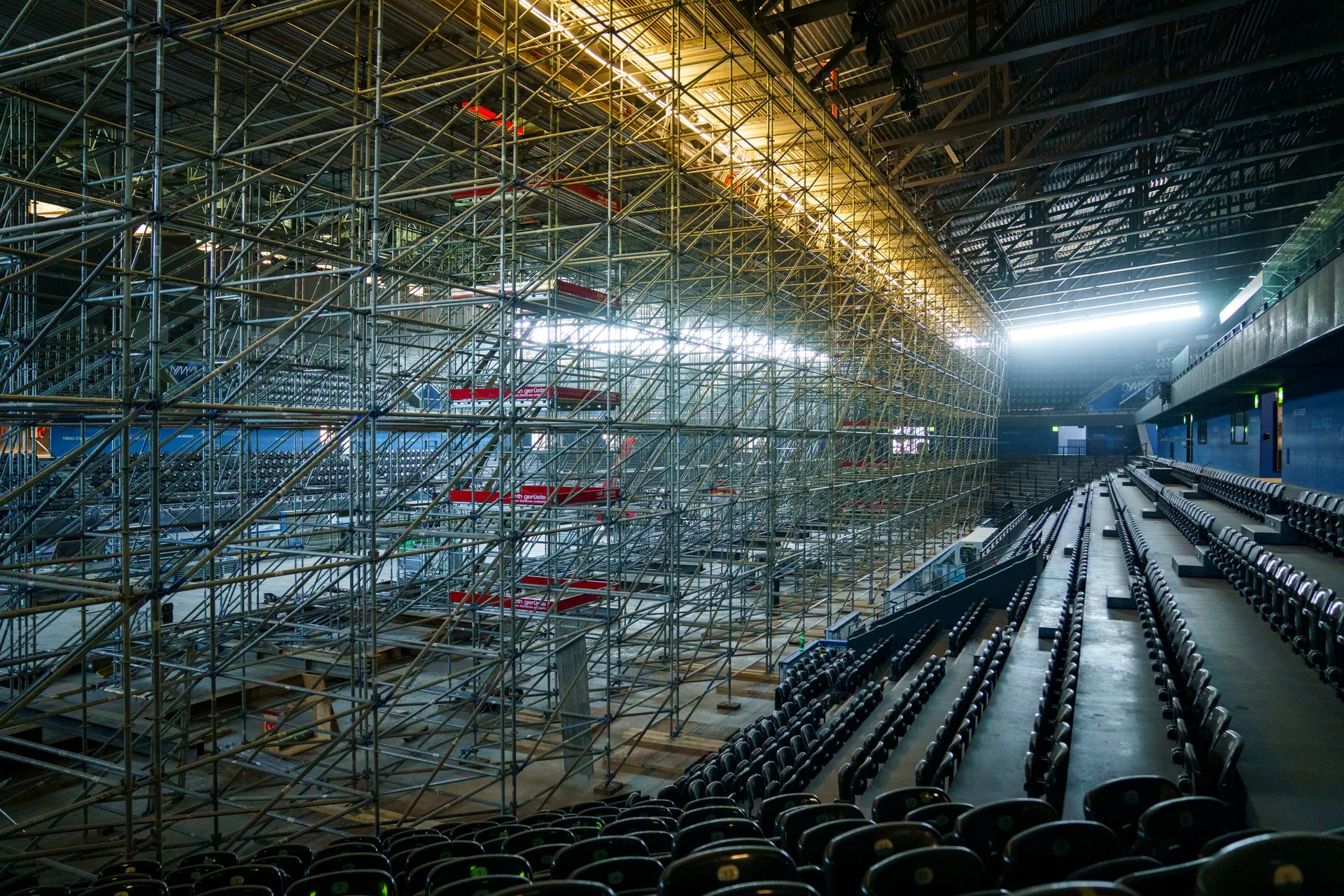 Anheben Stadiondach EVZ