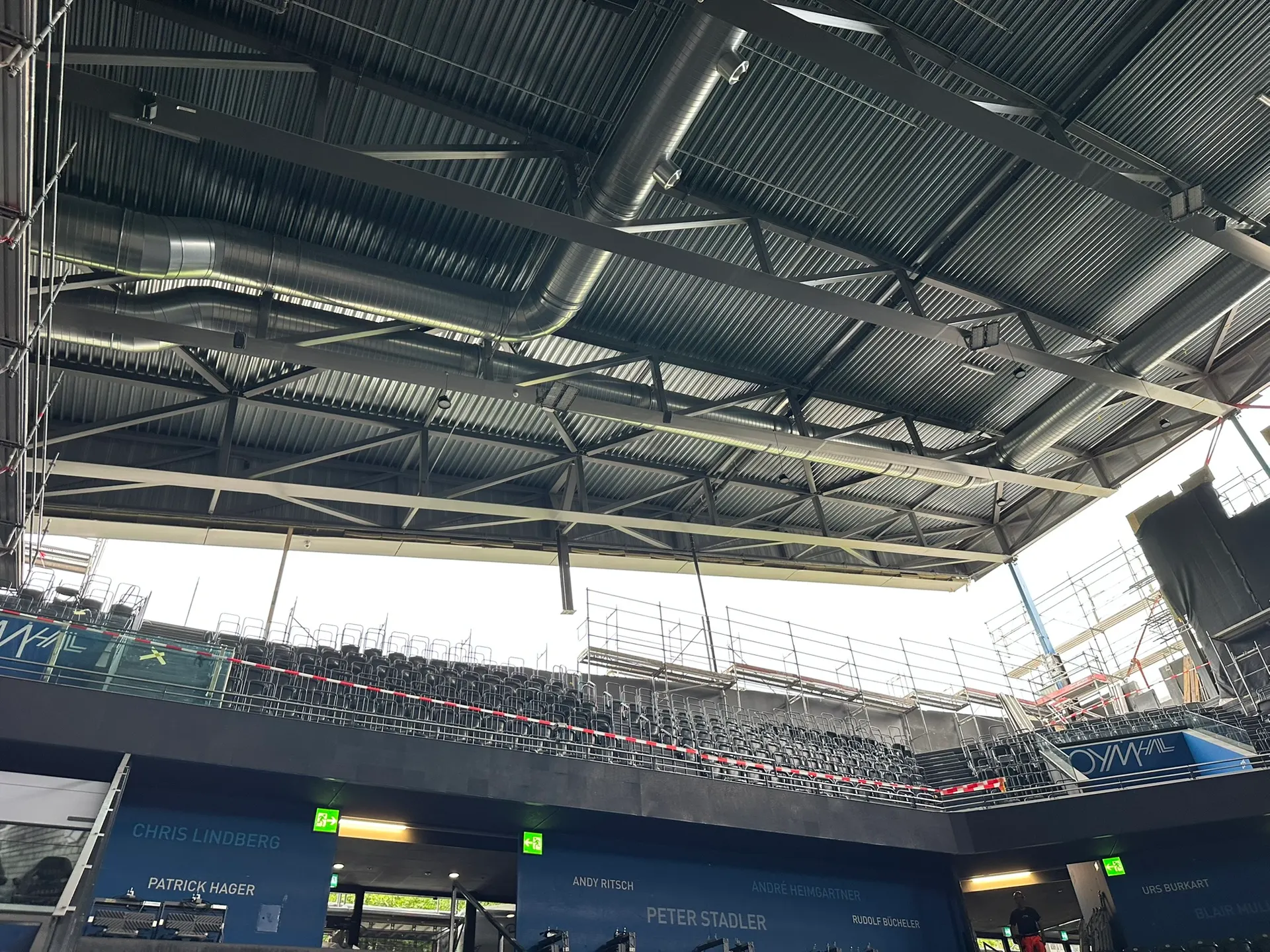 Anheben Stadiondach EVZ
