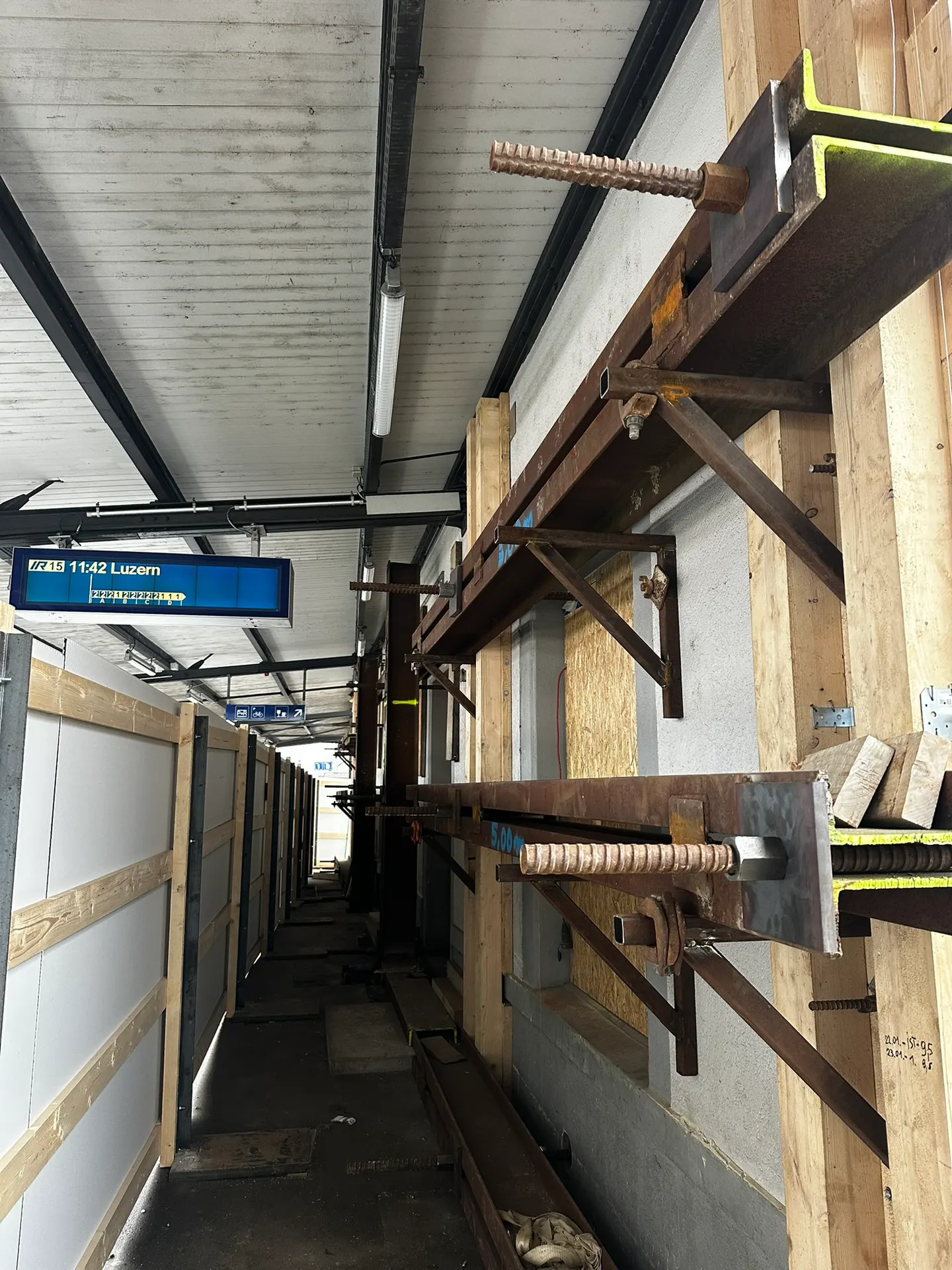 Horizontale Ausrichtung Bahnhofsgebäude